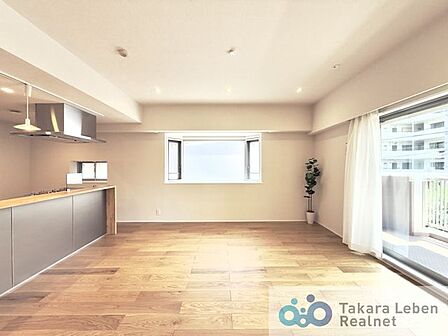 家族が集まる場所だからこそ、採光と通風を確保した心地よいリビングとなっております。自然と家族皆が揃い、笑顔が溢れる場となりそうです。