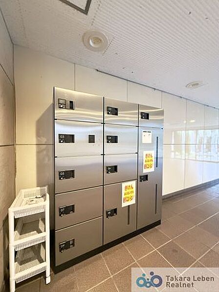 不在時の荷物の受け取りに便利な宅配ボックス。再配達依頼時の休日の時間の拘束から解放されます。
