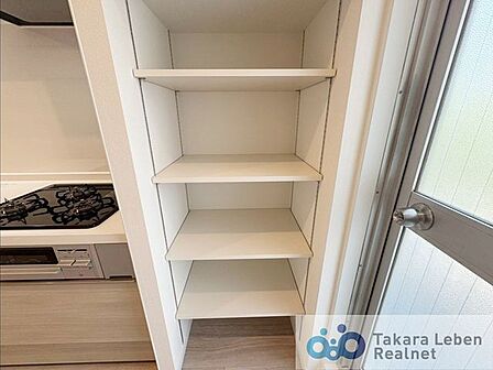 全居室収納完備で部屋割りにも困りません！キッチンにも共用の収納棚があり、パントリーとしても活用ＯＫ！