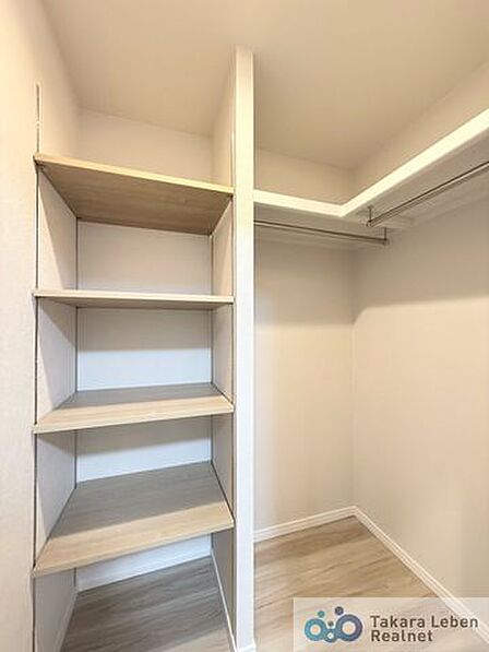 季節ごとの衣類を収納できるウォークインクローゼット。