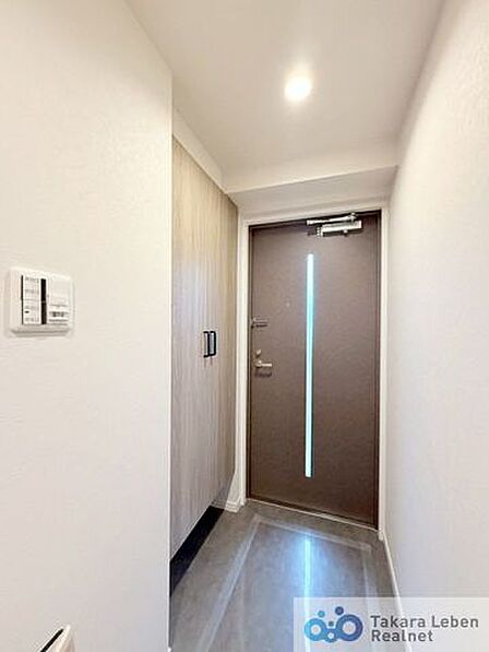 毎日出入りに使う玄関は外出する時は爽やかに、帰宅するときはホッとする落ち着いた空間へ。