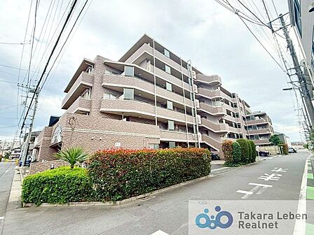 東武東上線「朝霞」駅徒歩19分。閑静な住宅街に佇む本マンションは、周りの風景に溶け込みながらも、美しく存在感を表しております。