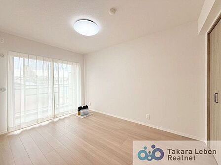 洋室約6.2帖：開口部が広くたくさんの陽を取り入れ、窓を開ければ気持ちよい風が舞い込んできます。