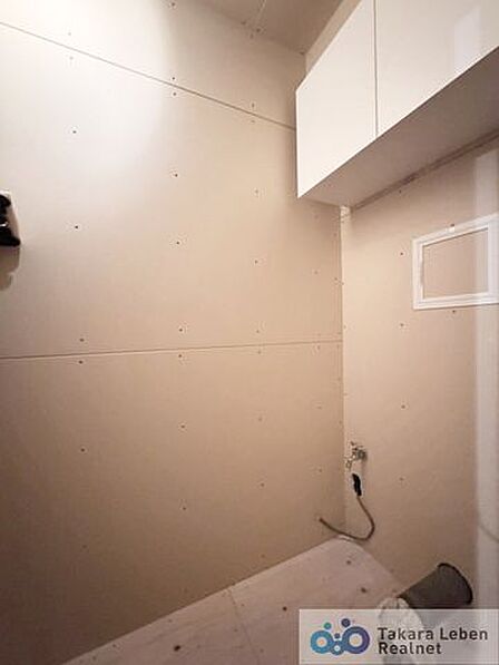 上部には吊戸棚があるので、トイレットペーパーのストックや清掃道具等を収納するのに便利です。