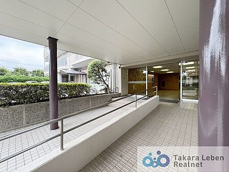 マンションエントランスです。落ち着いた温かみのある色調で、住む人をやさしく迎えてくれます。