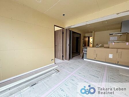 家族が集まる場所だからこそ、採光と通風を確保した心地よいリビングとなっております。自然と家族皆が揃い、笑顔が溢れる場となりそうです。