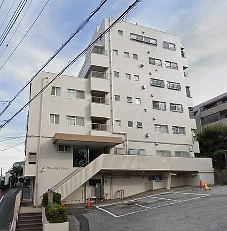 総戸数55戸の程よい規模感のマンション。徒歩圏内にスーパーやコンビニが揃う便利な住環境。