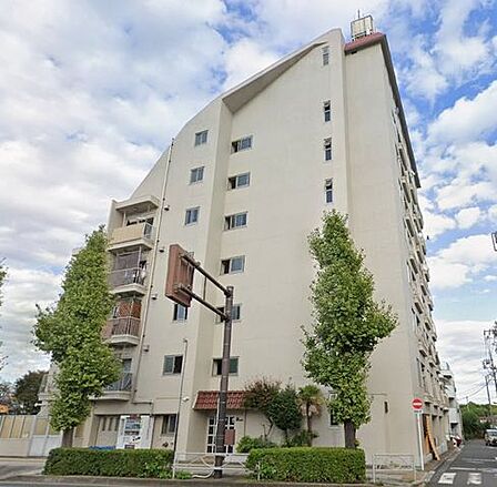 街並みに馴染むシンプルで端正なフォルム。暮らしやすい環境で安心してお住まいになれます。