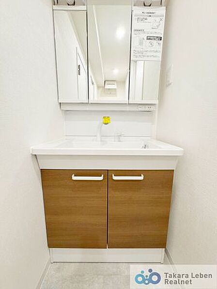気持ちの良い朝はキレイな洗面所から。鏡裏の収納でモノが出がちな洗面所もスッキリ片付きます。