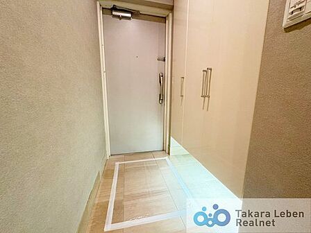 シンプルで使いやすい玄関は、住まい全体をすっきりと見せてくれます。日々の暮らしに自然と馴染む空間です。