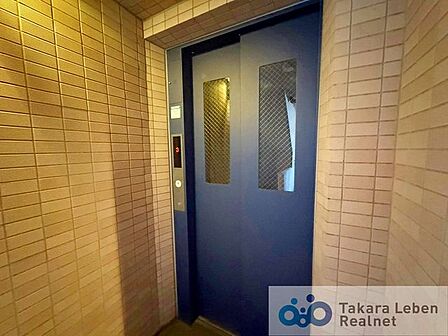 共用部にエレベーターを設置したマンションで、各階へのアクセスがスムーズ。日々の暮らしに配慮された設計です。