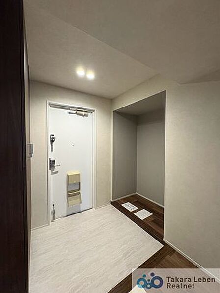 落ち着いた雰囲気の玄関は大切なお客様を迎えるのに最適です。毎日の外出や帰宅の際にも気持ちを落ち着かせてくれる空間になりそうですね。
