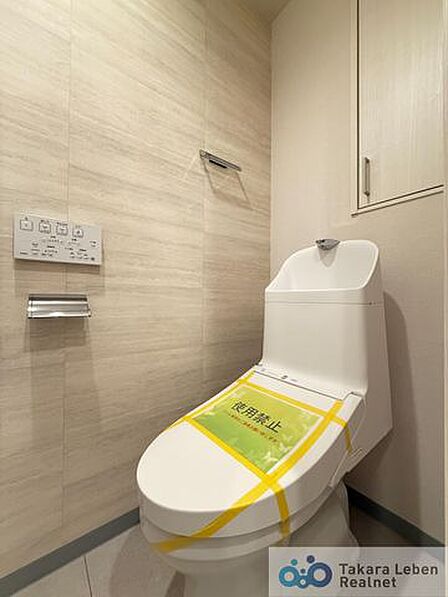 ウォシュレット機能付きのトイレは壁掛けリモコンの上位グレードを採用。便座がスッキリした印象となり、限られた空間を広く見せる効果があります。