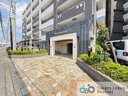 マンションエントランスです。落ち着いた温かみのある色調で、住む人をやさしく迎えてくれます。