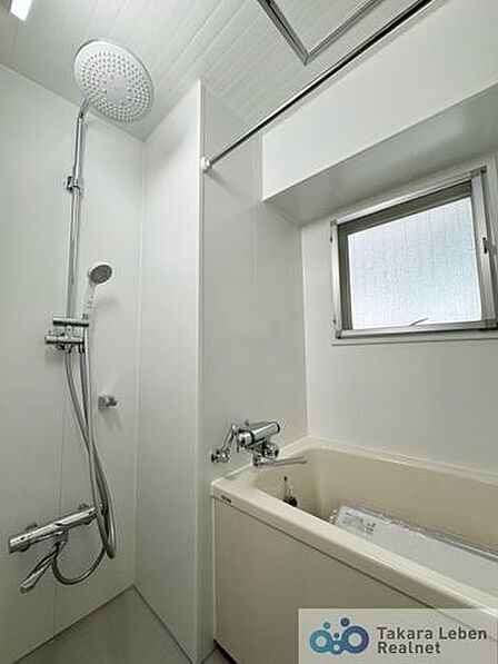 窓付きのバスルームです。換気がしやすいのばもちろん、明るい時間帯の入浴であれば、風を感じながら太陽の明るさも感じることができるでしょう。個室でありながら、リラックスできる開放的な空間に。