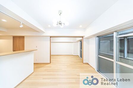 隣接する洋室の引き戸を開けて、広いリビングとしての使用もできます!目の届く洋室はお子様のお昼寝・遊びスペースとしても良いですね♪
