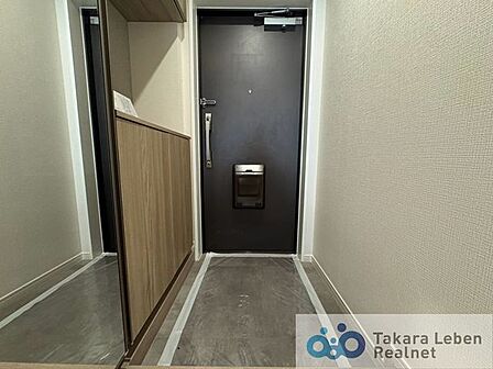 シンプルで使いやすい玄関は、住まい全体をすっきりと見せてくれます。日々の暮らしに自然と馴染む空間です。