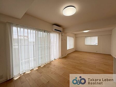 家族が集まる場所だからこそ、採光と通風を確保した心地よいリビングとなっております。自然と家族皆が揃い、笑顔が溢れる場となりそうです。