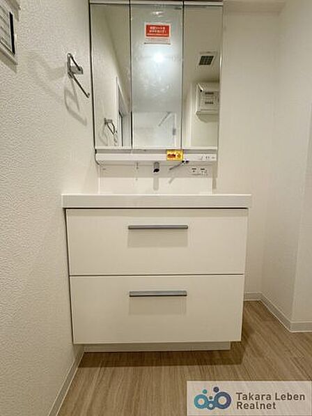 収納力と使いやすさを兼ね備えた洗面脱衣所。生活感が出やすい場所でも、すっきりとした印象を保てます。