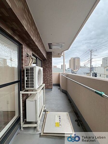 爽やかな風が吹き、思わずお部屋の外へ出たくなる、そんなバルコニーです。心地良さに包まれ、日々の暮らしをより鮮やかに彩ります。
