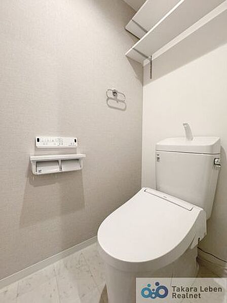 ウォシュレット機能付きのトイレは壁掛けリモコンの上位グレードを採用。便座がスッキリした印象となり、限られた空間を広く見せる効果があります。