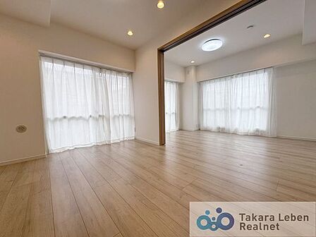 家族が集まる場所だからこそ、採光と通風を確保した心地よいリビングとなっております。自然と家族皆が揃い、笑顔が溢れる場となりそうです。