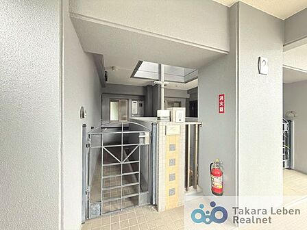 シンプルで使いやすい玄関は、住まい全体をすっきりと見せてくれます。日々の暮らしに自然と馴染む空間です。