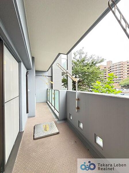 爽やかな風が吹き、採光にも恵まれてますので思わずお部屋の外へ出たくなる、そんなバルコニーです。心地良さに包まれ、日々の暮らしをより鮮やかに彩ります。