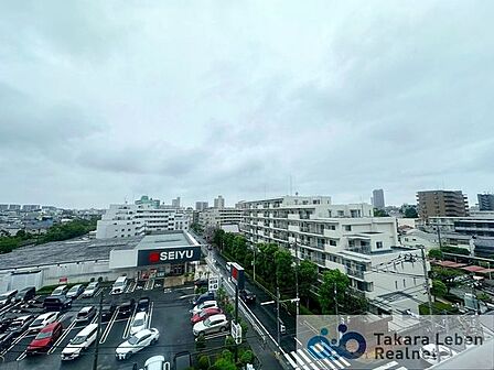 バルコニーからの眺望。室内にも爽やかな風と心地の良い日差しが差し込みます。