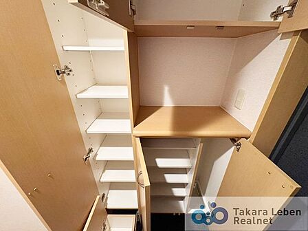 落ち着いた雰囲気の玄関は大切なお客様を迎えるのに最適です。毎日の外出や帰宅の際にも気持ちを落ち着かせてくれる空間になりそうですね。
