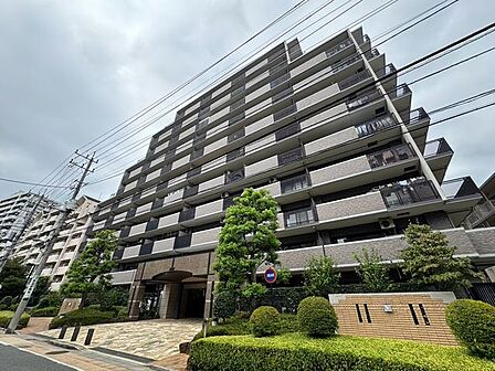 街並みに馴染むシンプルで端正なフォルム。管理体制良好。暮らしやすい環境で安心してお住まいになれます。