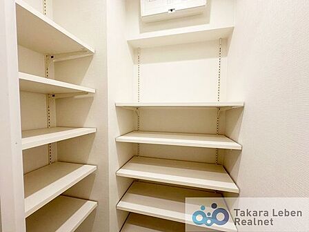 収納力のあるトールサイズのシューズボックスが据え付けられているので靴の収納に困りません。