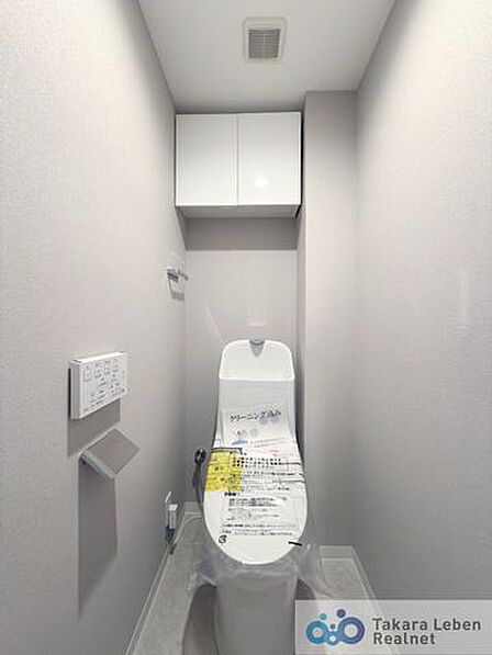 ウォシュレット機能付きのトイレは壁掛けリモコンの上位グレードを採用。便座がスッキリした印象となり、限られた空間を広く見せる効果があります。