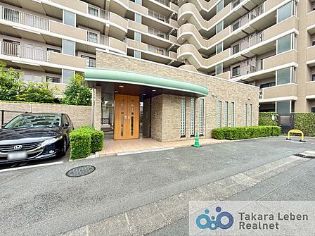マンションエントランスです。落ち着いた温かみのある色調で、住む人をやさしく迎えてくれます。