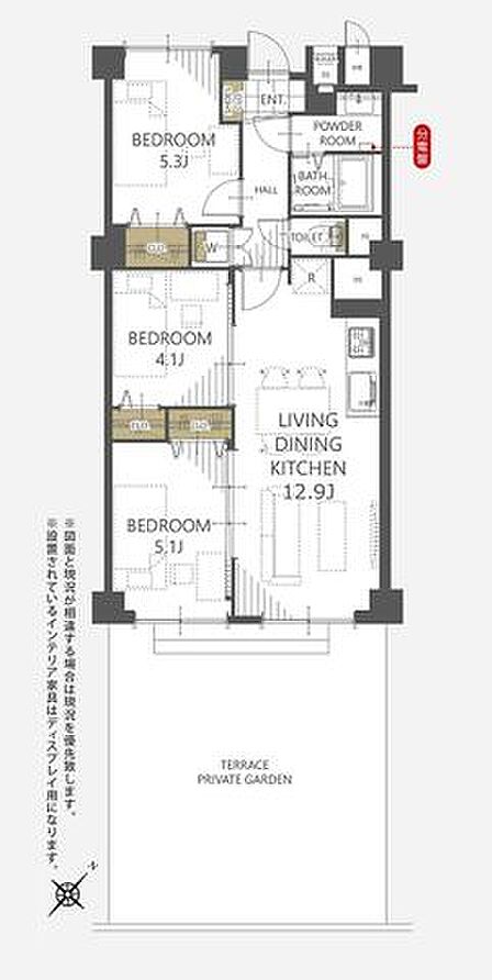 階下を気にせず過ごせる1階部分のお部屋。専用庭付きで明るく風通しの良い室内です。