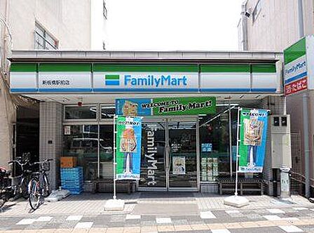 ファミリーマート新板橋店 徒歩1分。 30m