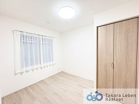 洋室約5.0帖。採光の取れた洋室は、日中も明るく心地よい印象。居室としてお使いいただける、バランスの良い空間です。