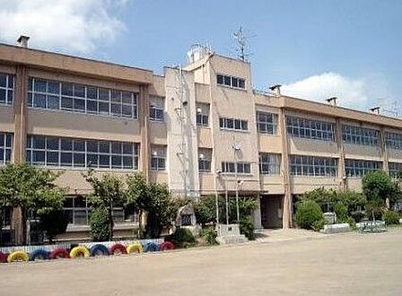 朝霞市立朝霞第三小学校 徒歩7分。 555m