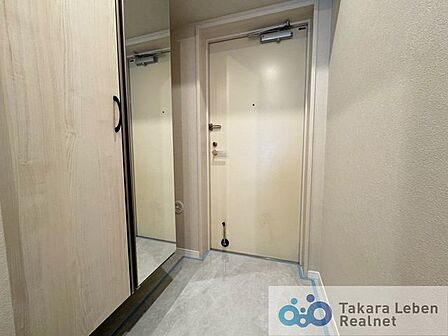 シンプルな玄関は、インテリアを選ばず、すっきりとした印象。毎日の外出・帰宅をスムーズに迎えられます。