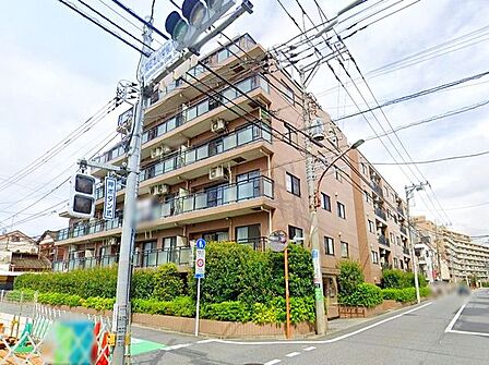陽光を浴び照らされた美しい煌めきのフォルムが、周りの風景に馴染みながらも存在感を際立たせております。もちろん、その中にもどこか優しさを感じさせるカラーを採用し、住まう人を優しく包み込みます。