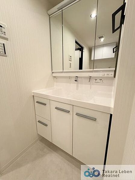 明るくすっきりとした印象の洗面脱衣所。洗濯機置場も確保されており、家事動線がスムーズなのも嬉しいポイントです。