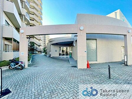 マンションエントランスです。落ち着いた温かみのある色調で、住む人をやさしく迎えてくれます。