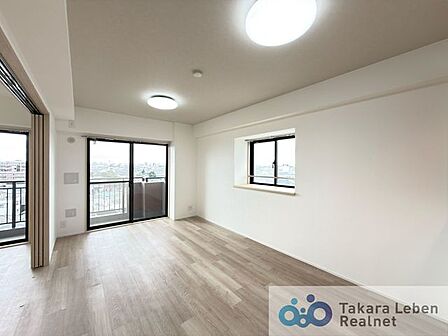 家族が集まる場所だからこそ、採光と通風を確保した心地よいリビングとなっております。自然と家族皆が揃い、笑顔が溢れる場となりそうです。