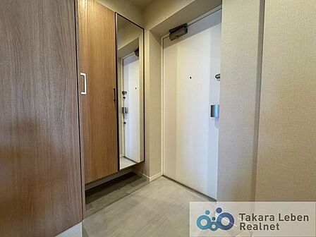 訪れる方を優しくお出迎えする落ち着いた玄関。毎日の外出や帰宅の際にも気持ちを落ち着かせてくれる空間になりそう。