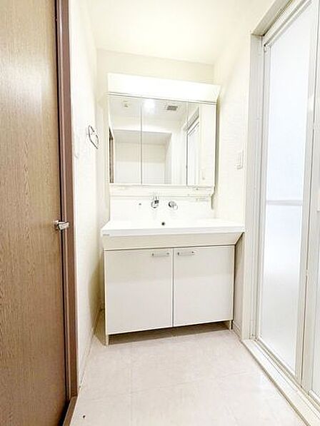 収納力のある洗面化粧台で、生活感が出やすい水まわりもすっきり。機能性と清潔感を兼ね備えた、使い勝手の良い空間です。