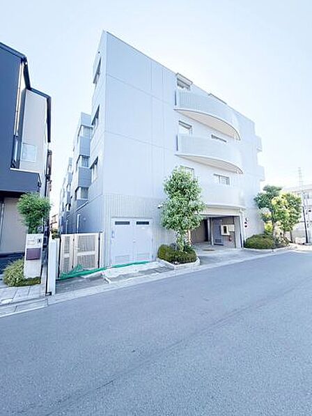 周囲の景観と美しく溶け合いながら、凛とした表情を見せる外観デザイン。落ち着きと品格を兼ね備え、日常を心地よく迎え入れてくれる住まいです。