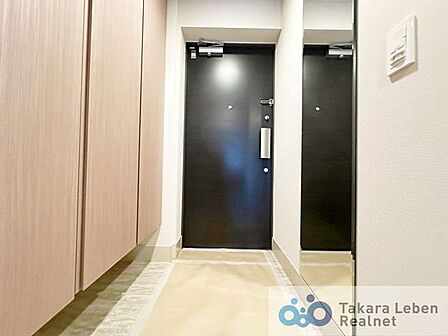 シンプルな玄関は、インテリアを選ばず、すっきりとした印象。毎日の外出・帰宅をスムーズに迎えられます。