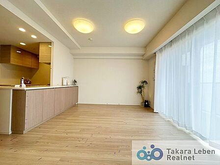 落ち着いた雰囲気と開放感を兼ね備えたリビング。家具配置の自由度も高く、ライフスタイルに合わせたレイアウトが可能です。