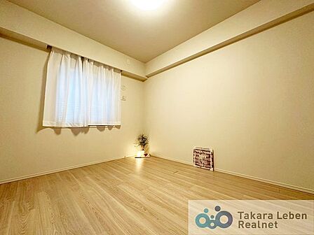 洋室約6.0帖。寝室は一日の疲れを癒す休息の場所。適度な採光と通風を確保する事で心地よい空間が生まれ、明日への活力とつながっていきます。