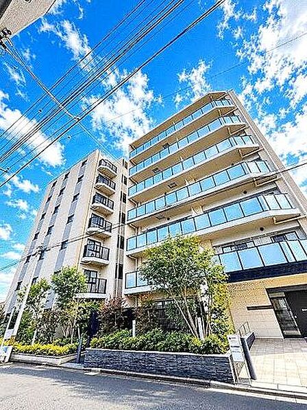 洗練されたフォルムと柔らかな印象を併せ持つ外観デザイン。街並みに自然と溶け込みながら、居住者様を優しく迎え入れます。